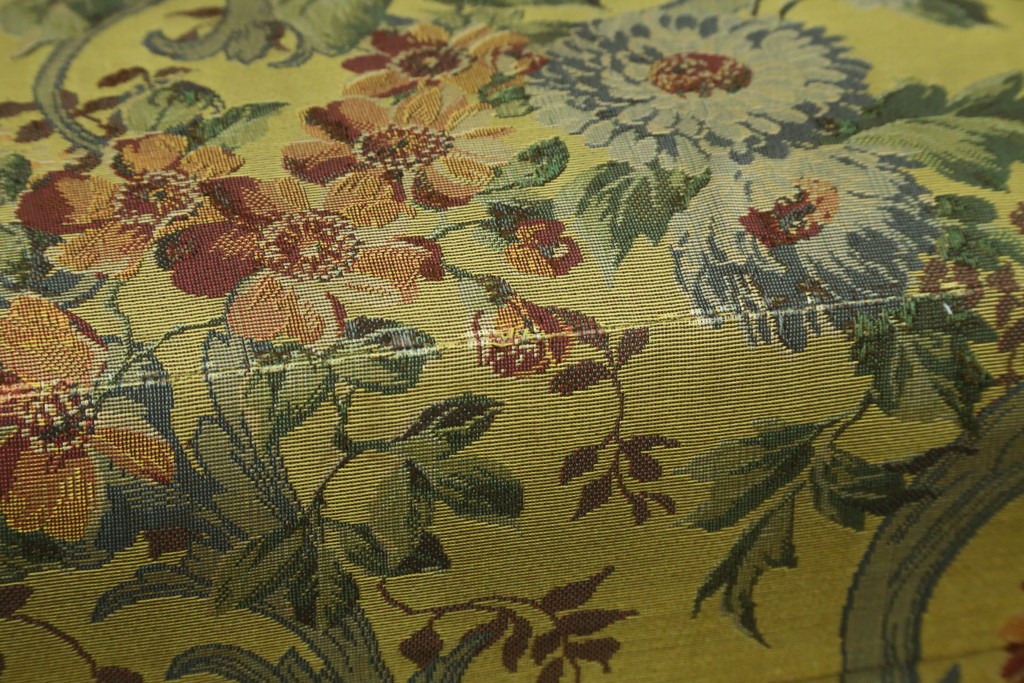 和製ヴィンテージ　三越家具　COUNTRY HOUSE(カントリーハウス)　Brugge(ブルージュ)　アームや脚部の彫刻装飾と鮮やかなファブリックが美しい3人掛けソファ　(R-085407)