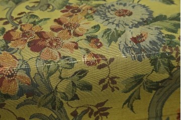 和製ヴィンテージ　三越家具　COUNTRY HOUSE(カントリーハウス)　Brugge(ブルージュ)　アームや脚部の彫刻装飾と鮮やかなファブリックが美しい3人掛けソファ　(R-085407)