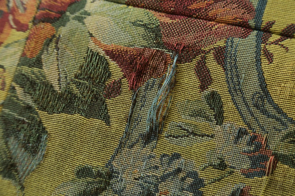 和製ヴィンテージ　三越家具　COUNTRY HOUSE(カントリーハウス)　Brugge(ブルージュ)　アームや脚部の彫刻装飾と鮮やかなファブリックが美しい3人掛けソファ　(R-085407)