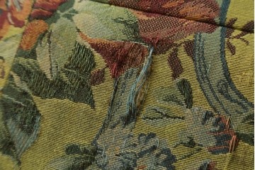 和製ヴィンテージ　三越家具　COUNTRY HOUSE(カントリーハウス)　Brugge(ブルージュ)　アームや脚部の彫刻装飾と鮮やかなファブリックが美しい3人掛けソファ　(R-085407)