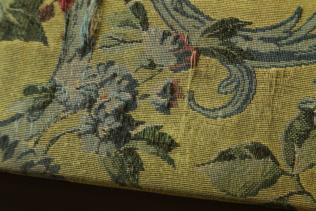 和製ヴィンテージ　三越家具　COUNTRY HOUSE(カントリーハウス)　Brugge(ブルージュ)　アームや脚部の彫刻装飾と鮮やかなファブリックが美しい3人掛けソファ　(R-085407)