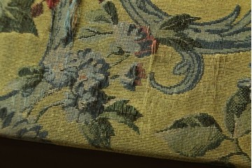 和製ヴィンテージ　三越家具　COUNTRY HOUSE(カントリーハウス)　Brugge(ブルージュ)　アームや脚部の彫刻装飾と鮮やかなファブリックが美しい3人掛けソファ　(R-085407)