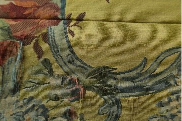 和製ヴィンテージ　三越家具　COUNTRY HOUSE(カントリーハウス)　Brugge(ブルージュ)　アームや脚部の彫刻装飾と鮮やかなファブリックが美しい3人掛けソファ　(R-085407)