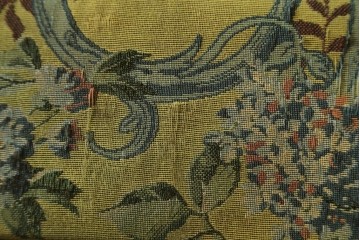 和製ヴィンテージ　三越家具　COUNTRY HOUSE(カントリーハウス)　Brugge(ブルージュ)　アームや脚部の彫刻装飾と鮮やかなファブリックが美しい3人掛けソファ　(R-085407)