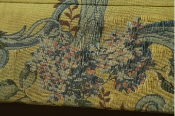 和製ヴィンテージ　三越家具　COUNTRY HOUSE(カントリーハウス)　Brugge(ブルージュ)　アームや脚部の彫刻装飾と鮮やかなファブリックが美しい3人掛けソファ　(R-085407)