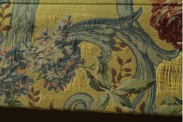 和製ヴィンテージ　三越家具　COUNTRY HOUSE(カントリーハウス)　Brugge(ブルージュ)　アームや脚部の彫刻装飾と鮮やかなファブリックが美しい3人掛けソファ　(R-085407)
