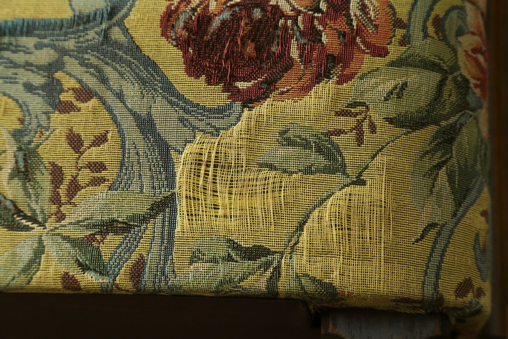和製ヴィンテージ　三越家具　COUNTRY HOUSE(カントリーハウス)　Brugge(ブルージュ)　アームや脚部の彫刻装飾と鮮やかなファブリックが美しい3人掛けソファ　(R-085407)