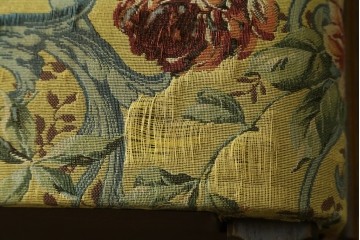 和製ヴィンテージ　三越家具　COUNTRY HOUSE(カントリーハウス)　Brugge(ブルージュ)　アームや脚部の彫刻装飾と鮮やかなファブリックが美しい3人掛けソファ　(R-085407)