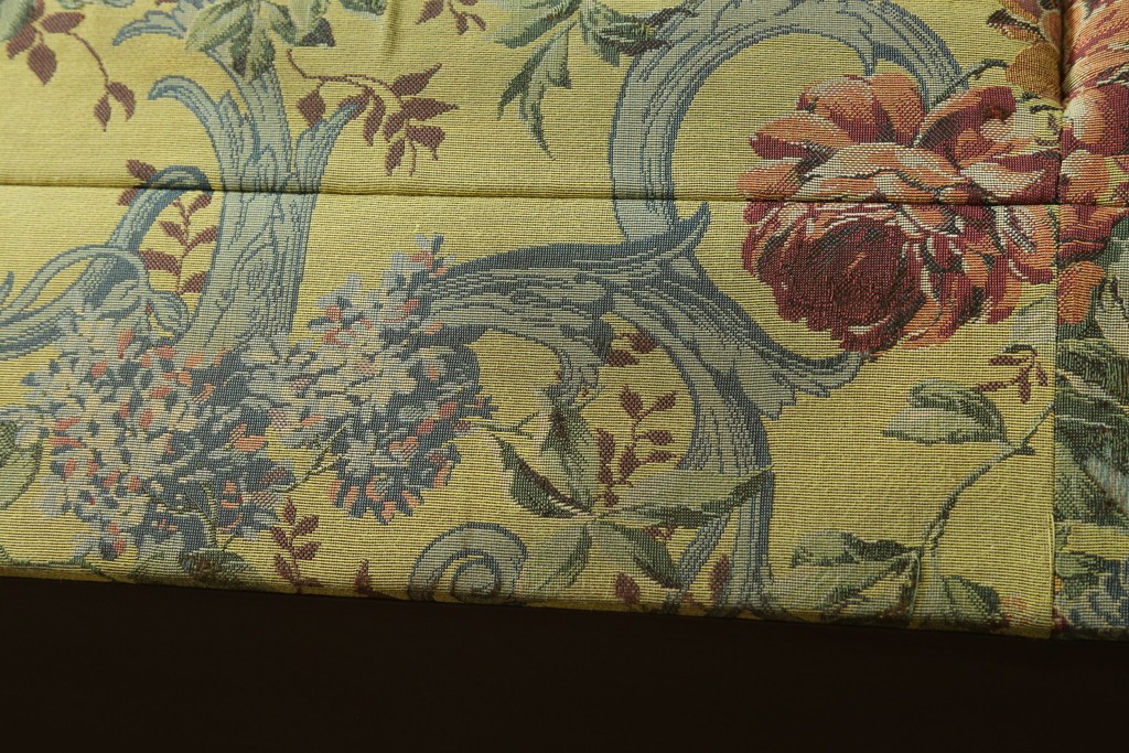 和製ヴィンテージ　三越家具　COUNTRY HOUSE(カントリーハウス)　Brugge(ブルージュ)　アームや脚部の彫刻装飾と鮮やかなファブリックが美しい3人掛けソファ　(R-085407)