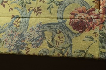和製ヴィンテージ　三越家具　COUNTRY HOUSE(カントリーハウス)　Brugge(ブルージュ)　アームや脚部の彫刻装飾と鮮やかなファブリックが美しい3人掛けソファ　(R-085407)