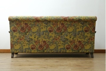 和製ヴィンテージ　三越家具　COUNTRY HOUSE(カントリーハウス)　Brugge(ブルージュ)　アームや脚部の彫刻装飾と鮮やかなファブリックが美しい3人掛けソファ　(R-085407)