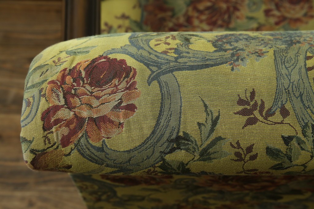 和製ヴィンテージ　三越家具　COUNTRY HOUSE(カントリーハウス)　Brugge(ブルージュ)　アームや脚部の彫刻装飾と鮮やかなファブリックが美しい3人掛けソファ　(R-085407)