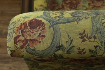 和製ヴィンテージ　三越家具　COUNTRY HOUSE(カントリーハウス)　Brugge(ブルージュ)　アームや脚部の彫刻装飾と鮮やかなファブリックが美しい3人掛けソファ　(R-085407)