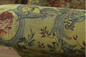 和製ヴィンテージ　三越家具　COUNTRY HOUSE(カントリーハウス)　Brugge(ブルージュ)　アームや脚部の彫刻装飾と鮮やかなファブリックが美しい3人掛けソファ　(R-085407)