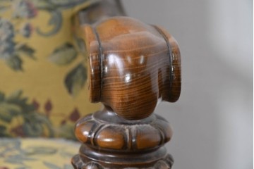 和製ヴィンテージ　三越家具(現カントリーハウス)　Brugge(ブルージュ)　アームや脚部の彫刻装飾と鮮やかなファブリックが美しい3人掛けソファ　(R-085407)