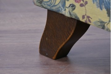 和製ヴィンテージ　三越家具(現カントリーハウス)　Brugge(ブルージュ)　アームや脚部の彫刻装飾と鮮やかなファブリックが美しい3人掛けソファ　(R-085407)