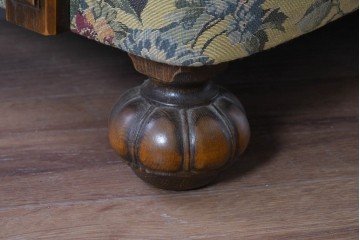 和製ヴィンテージ　三越家具(現カントリーハウス)　Brugge(ブルージュ)　アームや脚部の彫刻装飾と鮮やかなファブリックが美しい3人掛けソファ　(R-085407)