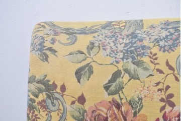 和製ヴィンテージ　三越家具(現カントリーハウス)　Brugge(ブルージュ)　アームや脚部の彫刻装飾と鮮やかなファブリックが美しい3人掛けソファ　(R-085407)