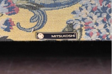 和製ヴィンテージ　三越家具(現カントリーハウス)　Brugge(ブルージュ)　アームや脚部の彫刻装飾と鮮やかなファブリックが美しい3人掛けソファ　(R-085407)