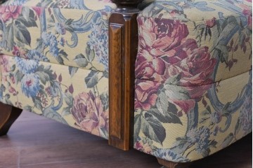 和製ヴィンテージ　三越家具(現カントリーハウス)　Brugge(ブルージュ)　アームや脚部の彫刻装飾と鮮やかなファブリックが美しい3人掛けソファ　(R-085407)