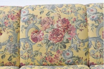 和製ヴィンテージ　三越家具(現カントリーハウス)　Brugge(ブルージュ)　アームや脚部の彫刻装飾と鮮やかなファブリックが美しい3人掛けソファ　(R-085407)