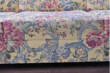 和製ヴィンテージ　三越家具(現カントリーハウス)　Brugge(ブルージュ)　アームや脚部の彫刻装飾と鮮やかなファブリックが美しい3人掛けソファ　(R-085407)