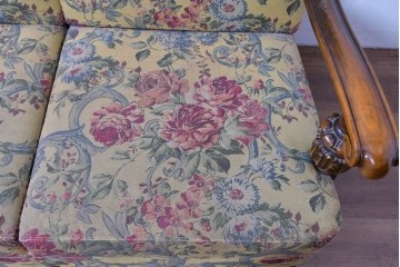 和製ヴィンテージ　三越家具(現カントリーハウス)　Brugge(ブルージュ)　アームや脚部の彫刻装飾と鮮やかなファブリックが美しい3人掛けソファ　(R-085407)