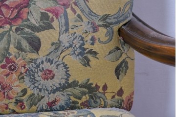 和製ヴィンテージ　三越家具(現カントリーハウス)　Brugge(ブルージュ)　アームや脚部の彫刻装飾と鮮やかなファブリックが美しい3人掛けソファ　(R-085407)