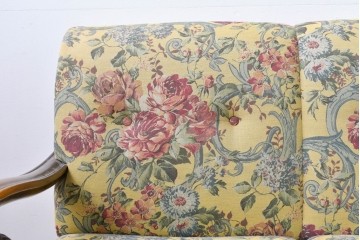 和製ヴィンテージ　三越家具(現カントリーハウス)　Brugge(ブルージュ)　アームや脚部の彫刻装飾と鮮やかなファブリックが美しい3人掛けソファ　(R-085407)