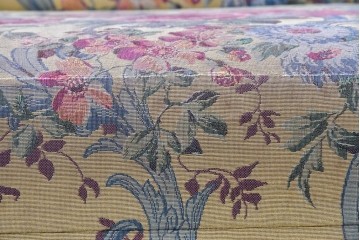 和製ヴィンテージ　三越家具(現カントリーハウス)　Brugge(ブルージュ)　アームや脚部の彫刻装飾と鮮やかなファブリックが美しい3人掛けソファ　(R-085407)