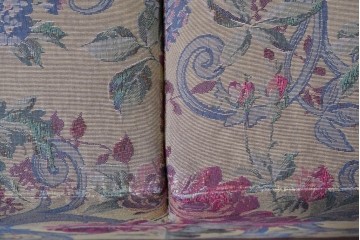 和製ヴィンテージ　三越家具(現カントリーハウス)　Brugge(ブルージュ)　アームや脚部の彫刻装飾と鮮やかなファブリックが美しい3人掛けソファ　(R-085407)