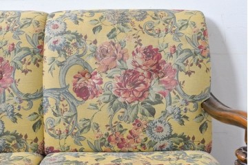 和製ヴィンテージ　三越家具(現カントリーハウス)　Brugge(ブルージュ)　アームや脚部の彫刻装飾と鮮やかなファブリックが美しい3人掛けソファ　(R-085407)