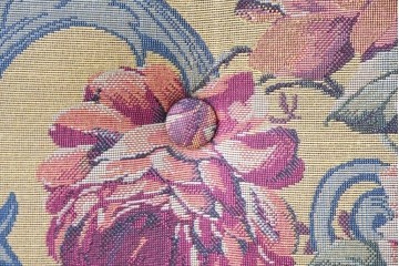 和製ヴィンテージ　三越家具(現カントリーハウス)　Brugge(ブルージュ)　アームや脚部の彫刻装飾と鮮やかなファブリックが美しい3人掛けソファ　(R-085407)