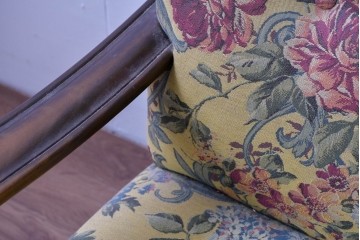 和製ヴィンテージ　三越家具(現カントリーハウス)　Brugge(ブルージュ)　アームや脚部の彫刻装飾と鮮やかなファブリックが美しい3人掛けソファ　(R-085407)