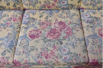 和製ヴィンテージ　三越家具(現カントリーハウス)　Brugge(ブルージュ)　アームや脚部の彫刻装飾と鮮やかなファブリックが美しい3人掛けソファ　(R-085407)