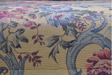 和製ヴィンテージ　三越家具(現カントリーハウス)　Brugge(ブルージュ)　アームや脚部の彫刻装飾と鮮やかなファブリックが美しい3人掛けソファ　(R-085407)