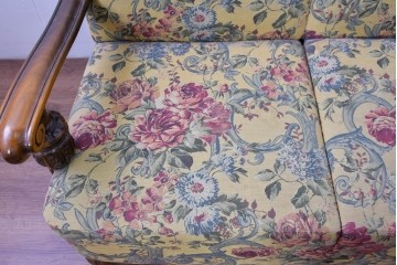 和製ヴィンテージ　三越家具(現カントリーハウス)　Brugge(ブルージュ)　アームや脚部の彫刻装飾と鮮やかなファブリックが美しい3人掛けソファ　(R-085407)