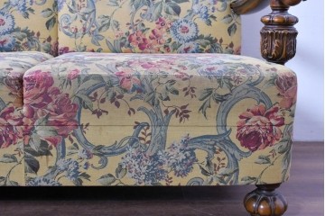 和製ヴィンテージ　三越家具(現カントリーハウス)　Brugge(ブルージュ)　アームや脚部の彫刻装飾と鮮やかなファブリックが美しい3人掛けソファ　(R-085407)