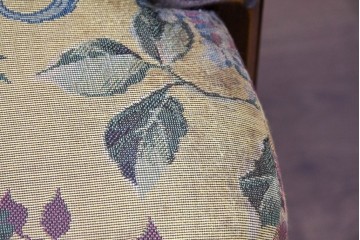 和製ヴィンテージ　三越家具(現カントリーハウス)　Brugge(ブルージュ)　アームや脚部の彫刻装飾と鮮やかなファブリックが美しい3人掛けソファ　(R-085407)