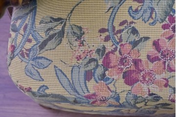 和製ヴィンテージ　三越家具(現カントリーハウス)　Brugge(ブルージュ)　アームや脚部の彫刻装飾と鮮やかなファブリックが美しい3人掛けソファ　(R-085407)