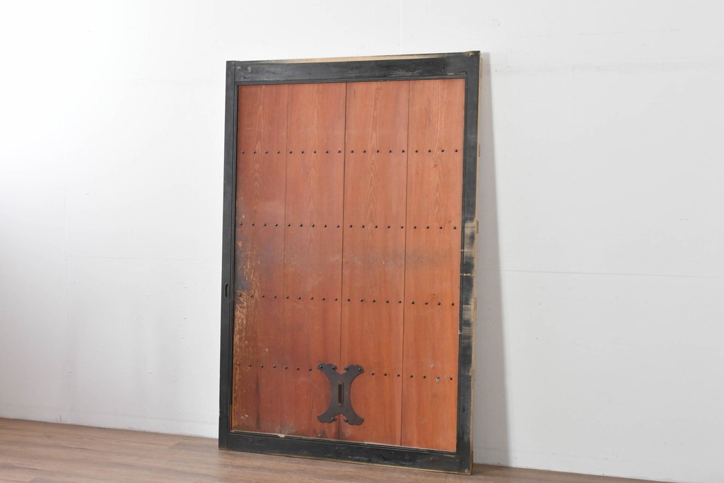 アンティーク建具　鉄鋲と縁取りがアクセントの重厚な蔵戸1枚　(R-085410)