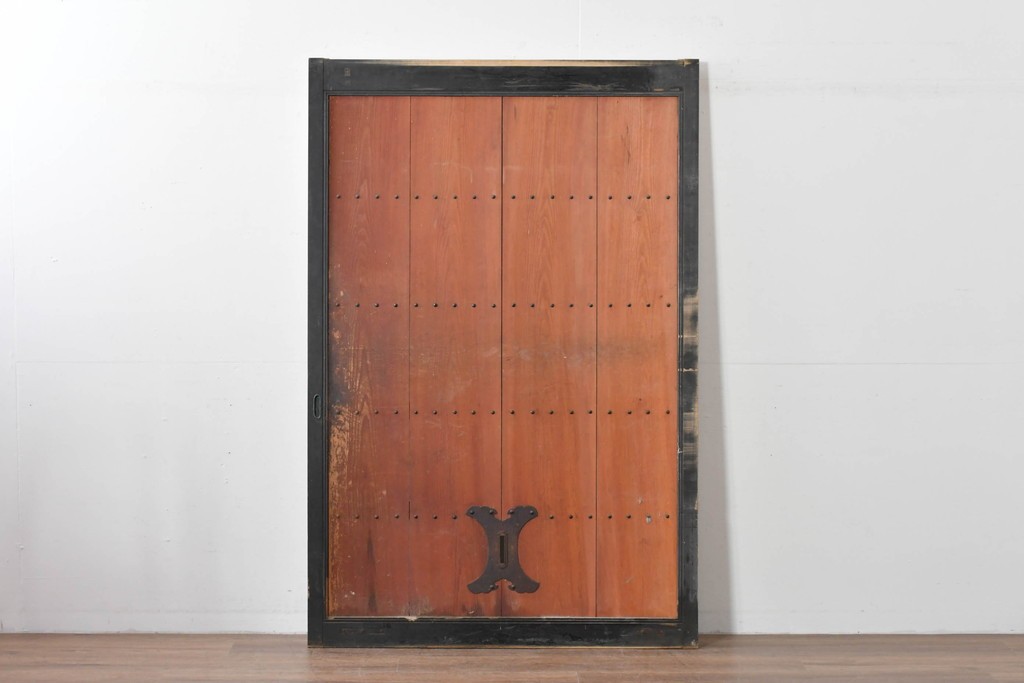 アンティーク建具　鉄鋲と縁取りがアクセントの重厚な蔵戸1枚　(R-085410)