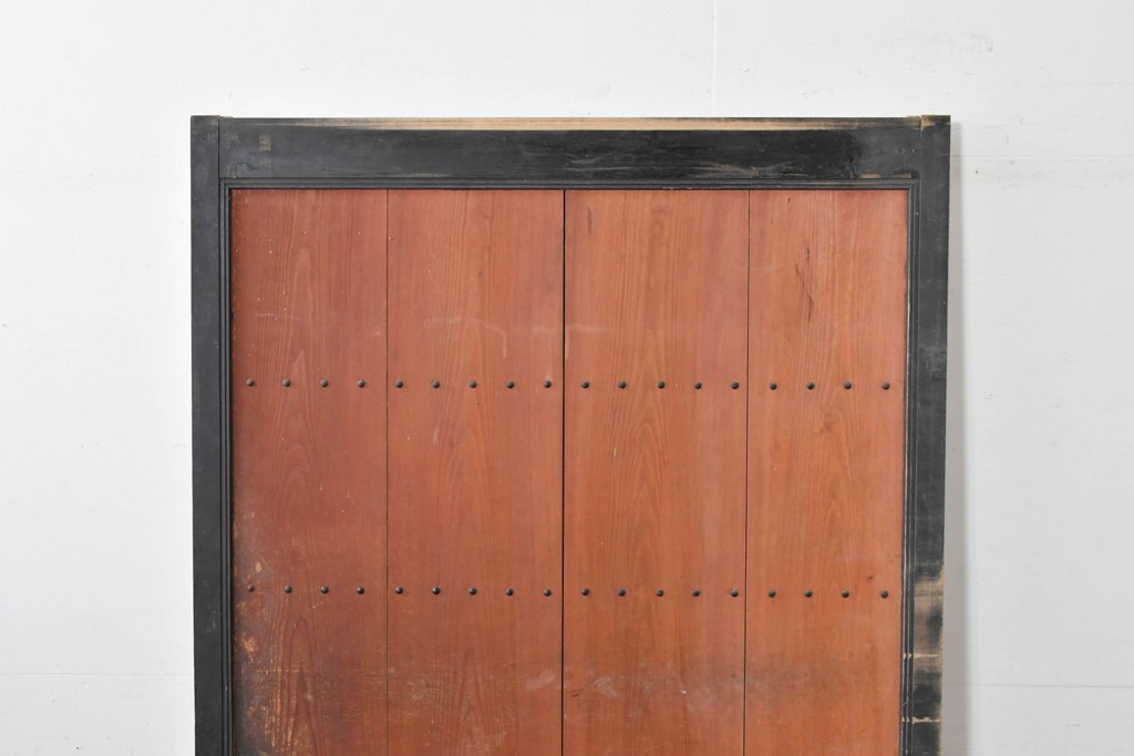 アンティーク建具　鉄鋲と縁取りがアクセントの重厚な蔵戸1枚　(R-085410)