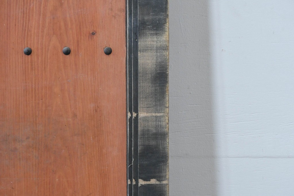 アンティーク建具　鉄鋲と縁取りがアクセントの重厚な蔵戸1枚　(R-085410)