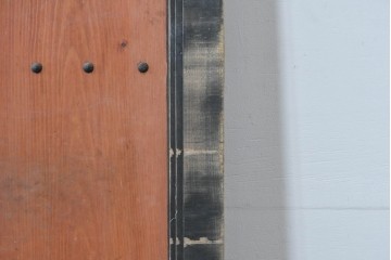 アンティーク建具　鉄鋲と縁取りがアクセントの重厚な蔵戸1枚　(R-085410)