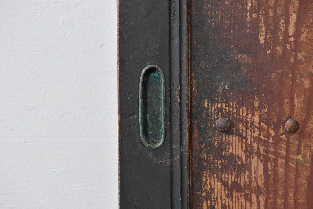 アンティーク建具　鉄鋲と縁取りがアクセントの重厚な蔵戸1枚　(R-085410)