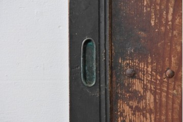 アンティーク建具　鉄鋲と縁取りがアクセントの重厚な蔵戸1枚　(R-085410)