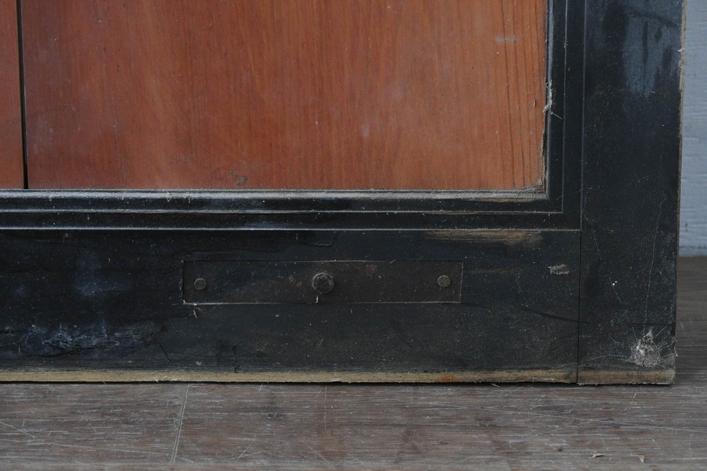 アンティーク建具　鉄鋲と縁取りがアクセントの重厚な蔵戸1枚　(R-085410)