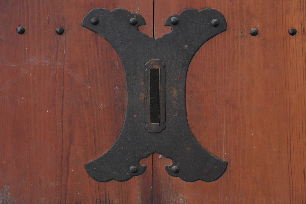 アンティーク建具　鉄鋲と縁取りがアクセントの重厚な蔵戸1枚　(R-085410)