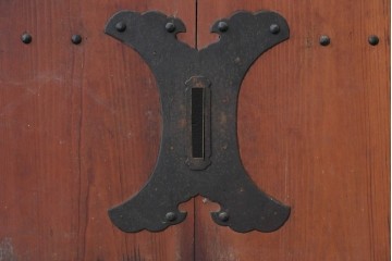 アンティーク建具　鉄鋲と縁取りがアクセントの重厚な蔵戸1枚　(R-085410)